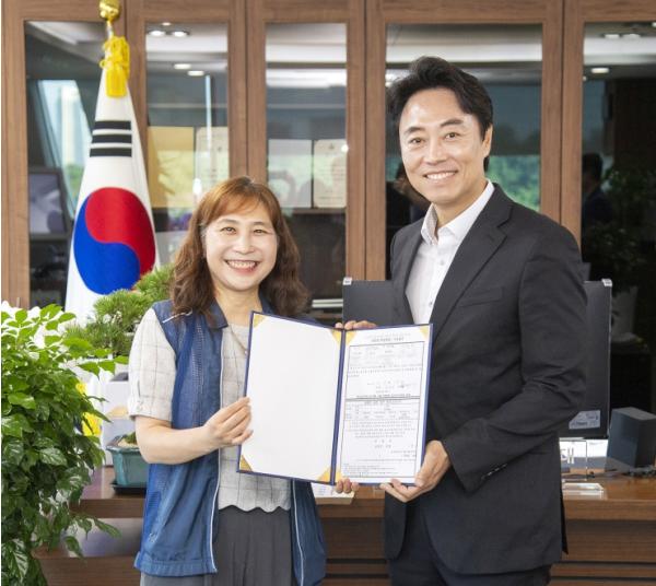 김경대 용산구청장, 공무원노조 용산구지부 명예후원조합원 가입 기사 이미지