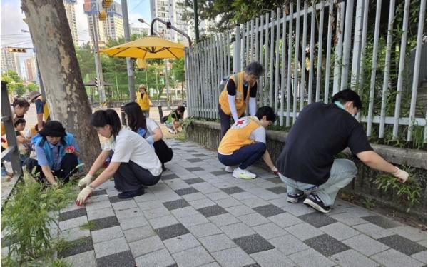의정부시 신곡2동, 무성한 잡초 걷어내고 여름 거리 말끔히…하절기 환경정비 실시 기사 이미지