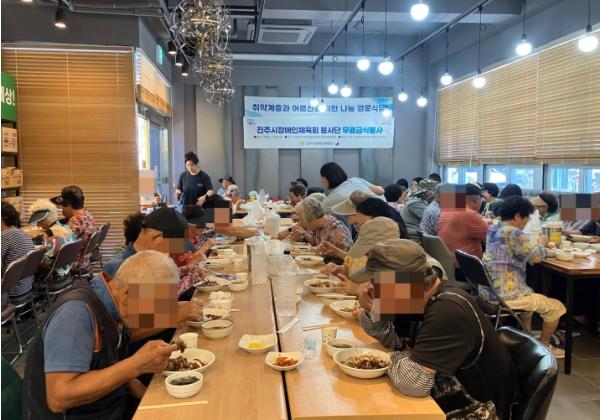 진주시장애인체육회 봉사단, 무료 급식 봉사 실시 기사 이미지