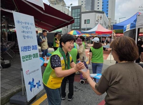 대덕구자원봉사센터, 전통시장 찾아 폭염 예방 홍보 기사 이미지