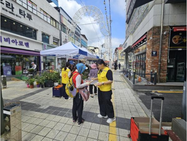 여주시치매안심센터, 치매예방 실천 확산을 위한 한글시장 캠페인 실시   기사 이미지