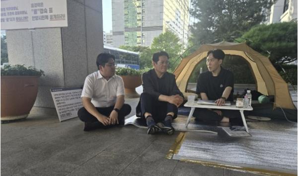최대호 안양시장, 단식 중인 곽동윤 시 의원 방문…'의회 조속히 정상화돼야' 기사 이미지