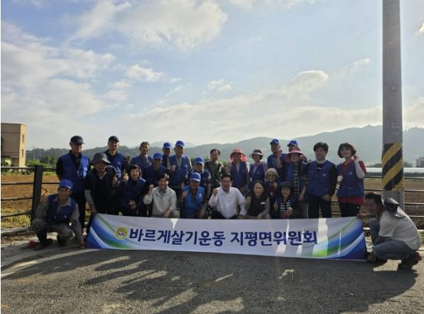 양평군 지평면, 바르게살기운동·생활개선회와 함께 코스모스 파종 실시 기사 이미지