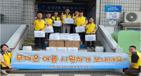 평택시 신장2동 지역사회보장협의체, 폭염 취약계층 안부 확인 및 쿨매트 전달 기사 이미지