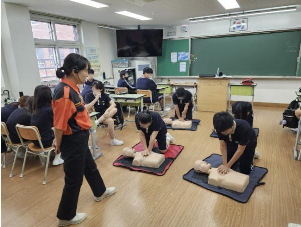 성남시청소년청년재단 수정유스센터, 학교 맞춤형 사업 '위기탈출 안전스쿨' 운영 성료 기사 이미지