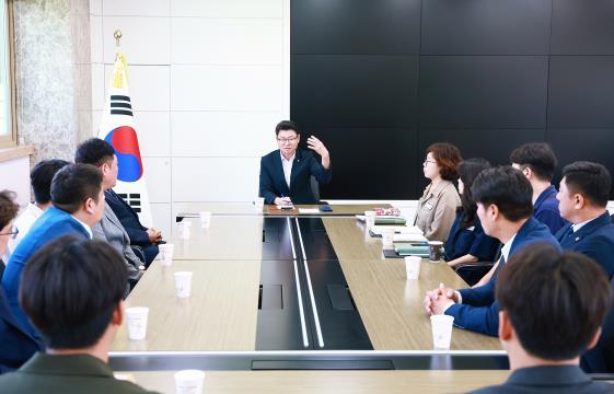울진군, 울진군청년연합회와 소통 “순수한 열정으로 지역 활력 이끌어 달라” 기사 이미지