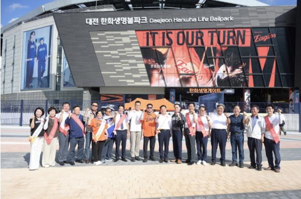 예산군, ‘예가정성의 날’ 통해 야구 관람객에 농특산물 알리다! 기사 이미지
