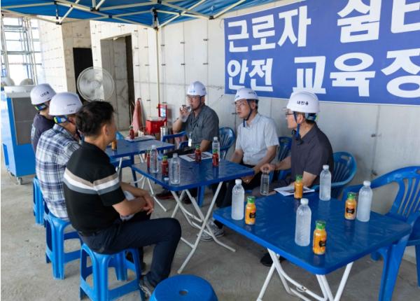 김중남 강릉시장, 근로자종합복지관 건립 현장 점검...‘폭염 속 근로자 안전 최우선‧차질 없는 추진’