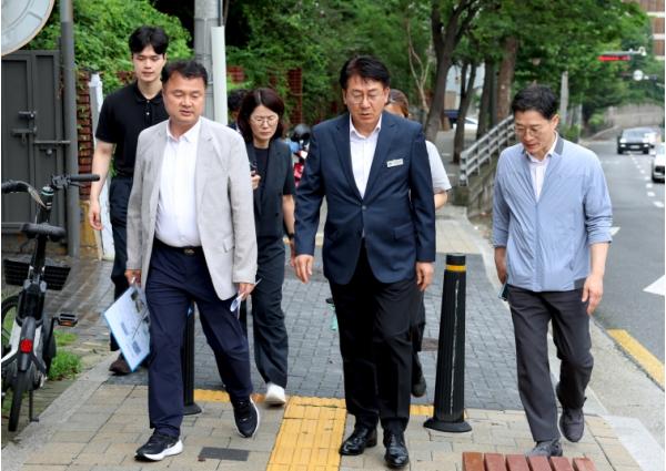 '매주 수요일은 보도 점검의 날' 성동구, 걷고 싶은 보행환경 만든다