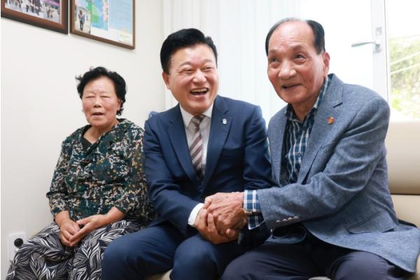 신용한 충북도지사, 광복절 맞아 독립유공자 후손 위문