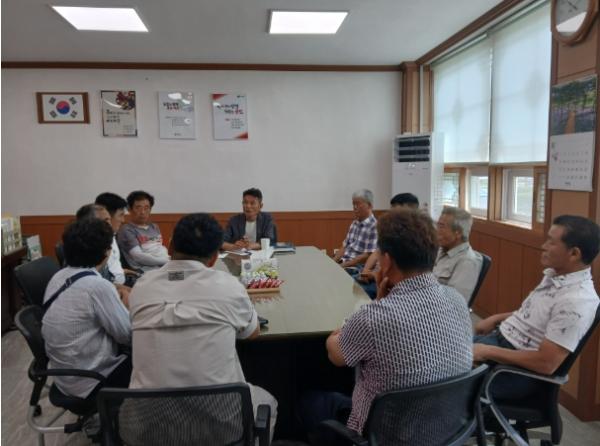 단계딸기작목회·산청장희딸기작목반, 가뭄 극복에 힘 보태 기사 이미지