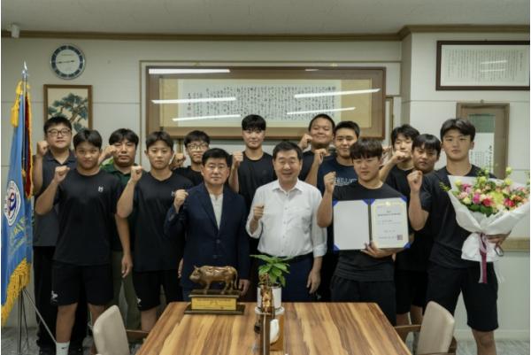 이재영 증평군수, 전국장사씨름대회 우승·입상 선수 격려 기사 이미지