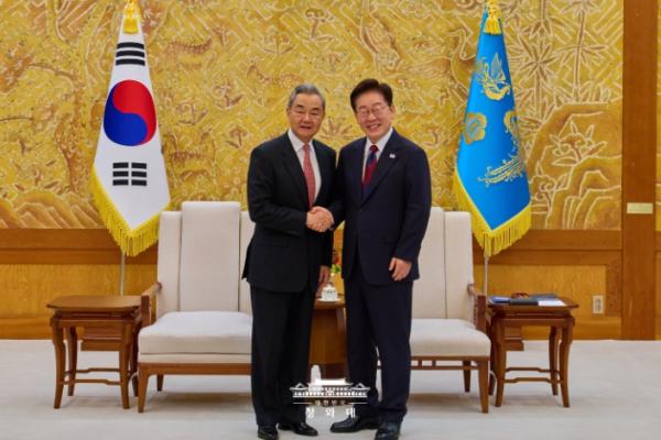 이재명 대통령, 왕이 중국 외교부장 접견…''한중관계 전면 복원' 성과'