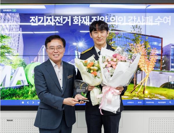 서울 강서구, 오피스텔 화재 진압 의인에 감사패 전달