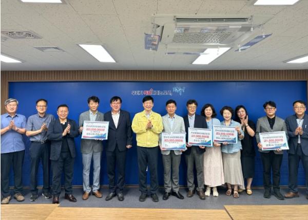 전주시 공직자·전문가 단체, 송천동 농수산물시장 화재 복구 성금 전달