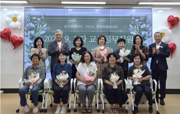 장흥교육지원청, 정년퇴직 교육공무직원과 함께한 뜻깊은 마무리