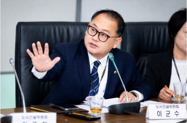 성남시의회 이군수 의원, “노후 공동주택 재건축 통해 주민 삶의 질 높이고 쾌적한 주거환경 조성해야”