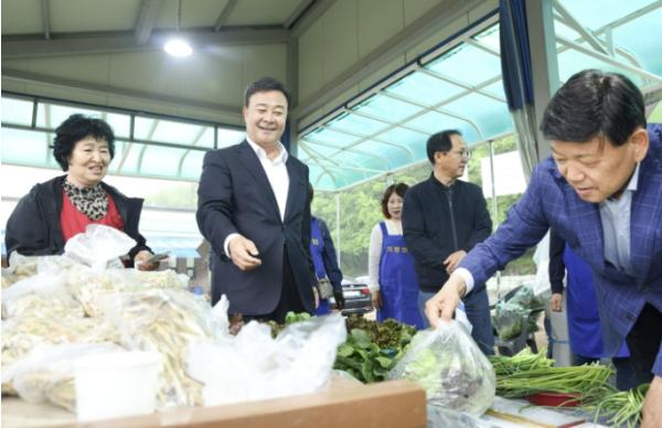 김성제 의왕시장 '추석맞이 직거래장터, 농업인과 시민 모두에게 도움 되길' 기사 이미지