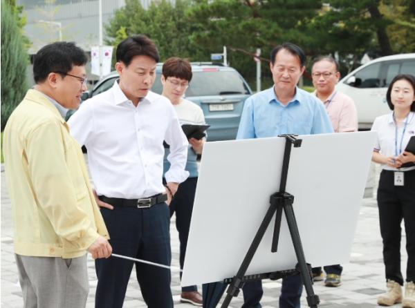 전문학 서구청장, 샘머리근린공원 관리사무소 현장 점검 기사 이미지