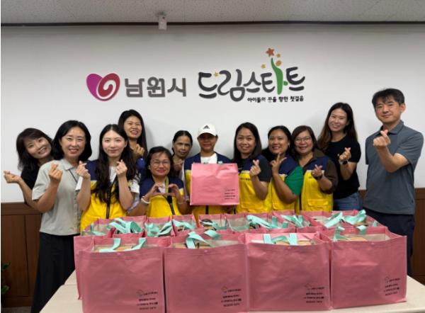 남원시가족센터, 필리핀happy 봉사단과 함께 드림스타트에 추석맞이 나눔키트 전달 기사 이미지
