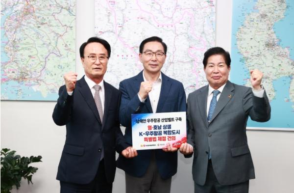 박동식 사천시장, 공영민 고흥군수와 공동 행보 법안 대표발의 의원·국토교통위원 잇따라 면담  기사 이미지