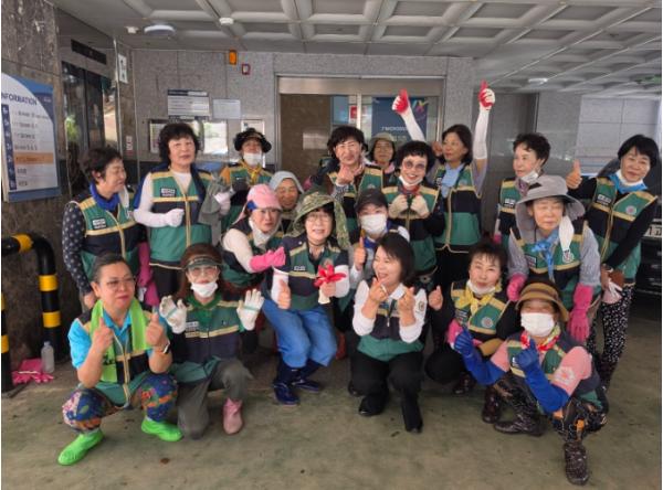 사천시 여성민방위기동대, 거제시 수해복구 현장 찾아 구슬땀 기사 이미지