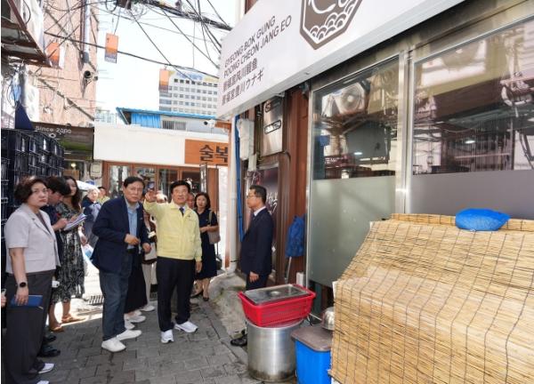 종로구, 전통시장·쪽방 등 170개소 바퀴벌레 '추적 방역' 기사 이미지