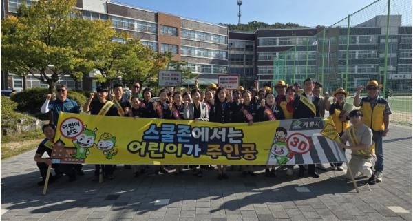 계룡시, 용남초서 하반기 첫 등굣길 교통안전 캠페인 전개 기사 이미지