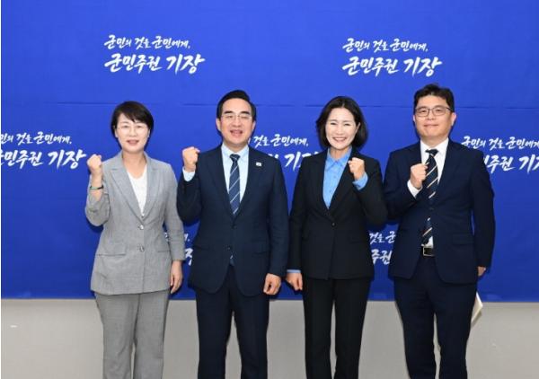 박홍근 기획예산처 장관, 기장군청 찾아 우성빈 기장군수와 지역 현안 살펴 기사 이미지