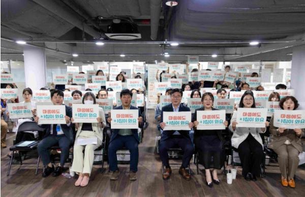 군산시, 위기가구 신속 발굴·지원 위한 ‘복지위기알림 앱’ 홍보 박차 기사 이미지