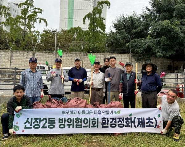 평택시 신장2동 방위협의회, 추석맞이 제초작업으로 깨끗한 거리 조성 기사 이미지