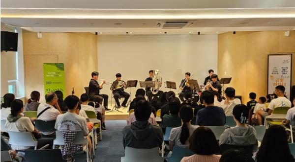 부산 사상도서관에 울려퍼진 금빛 하모니, ‘부산시립교향악단 찾아가는 예술단’ 공연 성료 기사 이미지