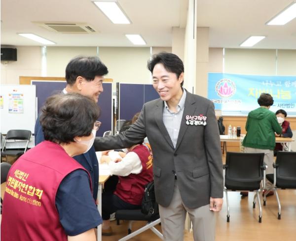 김경대 용산구청장, 어르신 무료 의료봉사활동 현장 방문... 자원봉사자 격려 기사 이미지