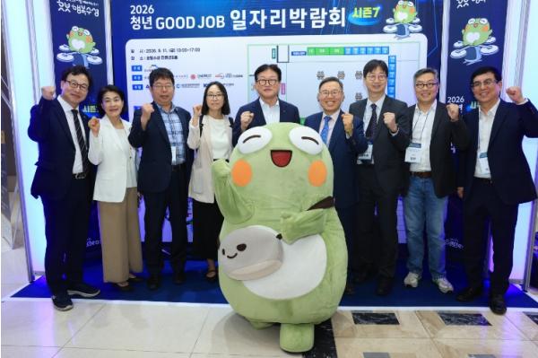 청년 800여 명 몰린 수성구 일자리박람회 현장면접 줄 이어 기사 이미지