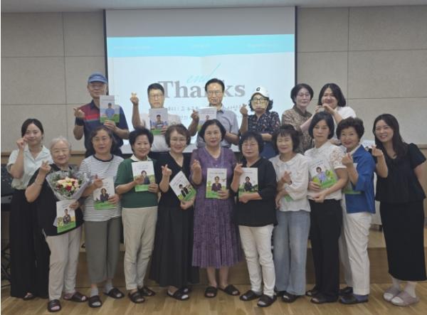달성군북부노인복지관 어르신 삶 담은 ‘AI 그림 자서전’ 30권 출판 기사 이미지
