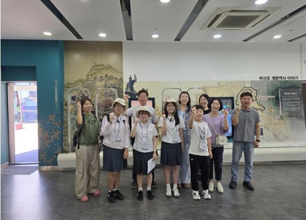 부산 동구 학생 역사문화 해설사, 첫 현장 해설 활동 펼쳐 기사 이미지