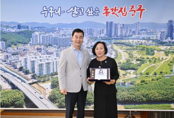 중구, 손경애 새마을문고중앙회 울산중구지부 회장 제51대 ‘명예구청장’ 위촉 기사 이미지