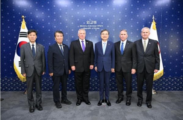 조현 외교부장관, 에이브럼스·벨·라캐머라 전(前) 주한미군사령관 접견 기사 이미지