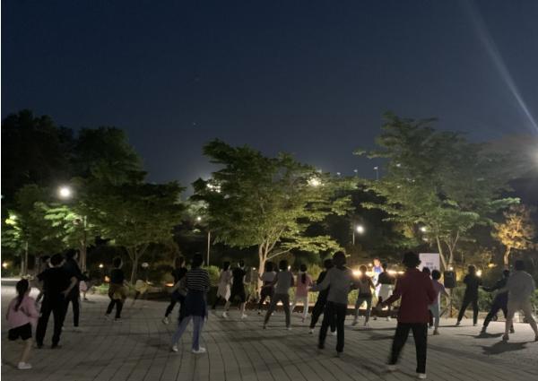 논산시 ‘별밤건강체조’로 활기찬 일상, 건강한 지역사회 만든다 기사 이미지