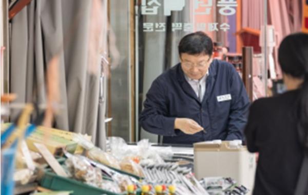“추석 장보기는 전통시장에서” 김경호 광진구청장, 전통시장 장보기 나서 기사 이미지