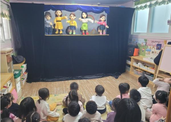부천시소사노인복지관 꿈드림실버인형극단, “우리 몸은 소중해요”…인형극으로 아이들의 안전을 지키는 어르신들 기사 이미지