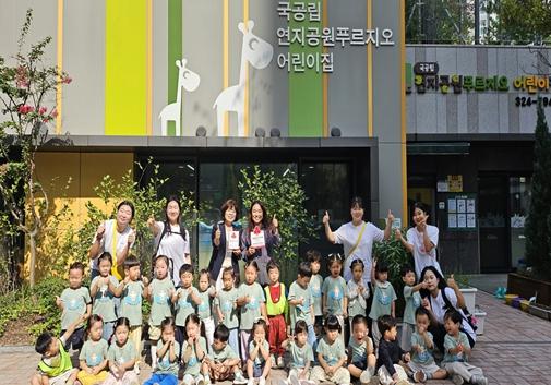 (재)김해시복지재단 김해시장애인종합복지관 착한가게 276호점 ‘국공립 연지공원푸르지오어린이집’ 현판 전달식 기사 이미지