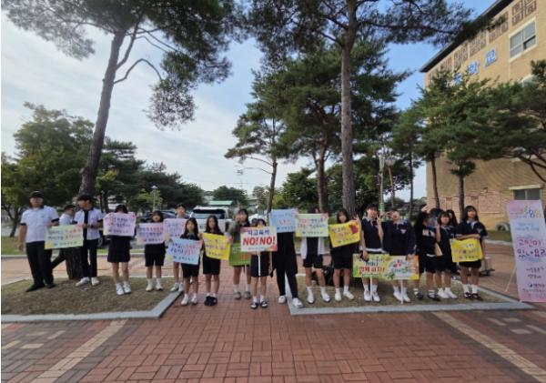 [영해중·고] 학교폭력 및 학업중단 예방, 생명존중 등굣길 캠페인  기사 이미지