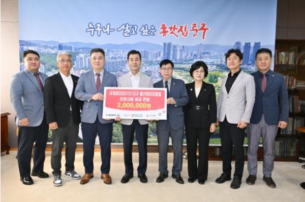 국제로타리3721지구 울산로타리클럽, 울산중구가족센터에 후원금 200만 원 전달 기사 이미지