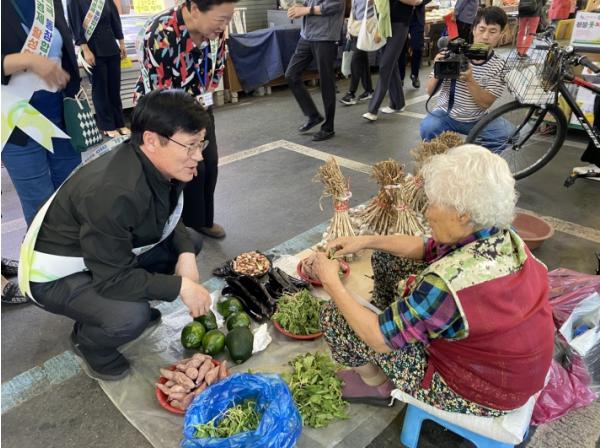 이장섭 청주시장, 육거리종합시장서 추석 장보기 진행 기사 이미지