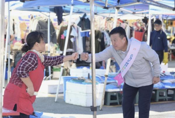 최재구 예산군수, 추석 앞두고 전통시장 찾아 상인 격려 기사 이미지