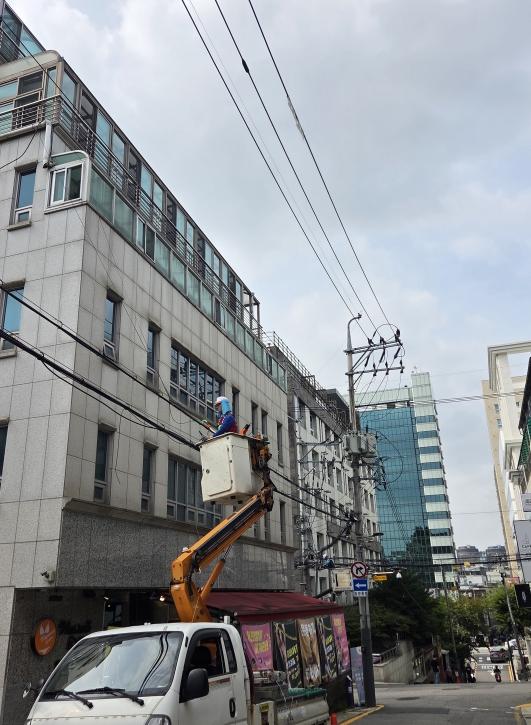 '지붕 위 엉킨 전선 정돈'…강남구, 공중선 정비 시작 기사 이미지