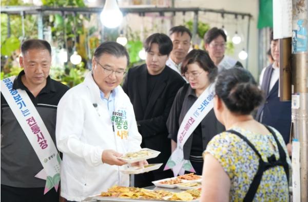 중랑구, 전통시장‘추석 명절 장보기’지역 상인에 힘 실어 기사 이미지