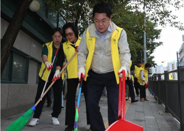 '산뜻한 명절 준비, 골목길 구석구석 싹싹' 관악구, 주민과 함께 추석맞이 대청소 실시! 기사 이미지
