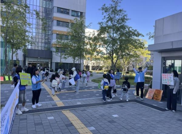 시흥시 배곧2동 청소년지도협의회, 등굣길 교통안전ㆍ학교폭력 예방 캠페인 전개 기사 이미지